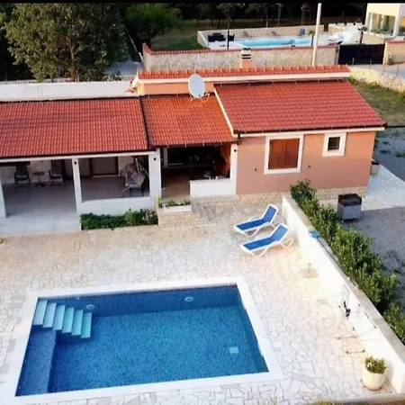 Three Bedroom Ferienhaus
