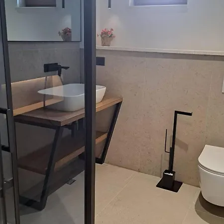 Three Bedroom Ferienhaus Sinj